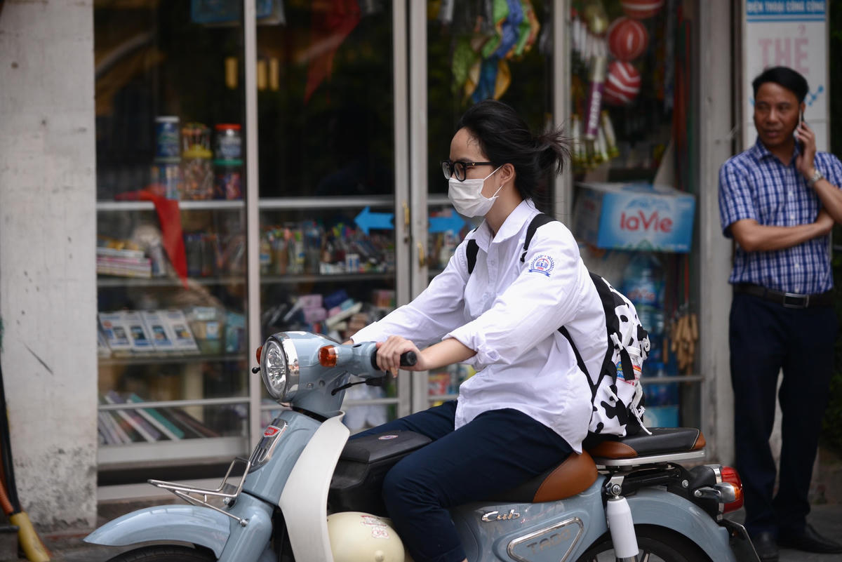 Hà Nội: Tái diễn tình trạng học sinh đi xe máy, xe điện vi phạm luật giao thông 