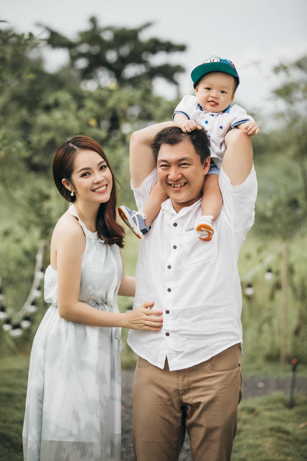 Vợ chồng Dương Cẩm Lynh và con trai thực hiện bộ ảnh gia đình hạnh phúc hồi tháng 8/2017. Ảnh: FBNV. 