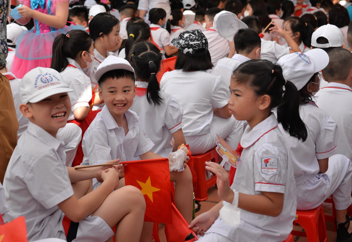 Các em học sinh tíu tít trò chuyện cùng nhau sau 3 tháng nghỉ hè mới gặp lại bạn bè.