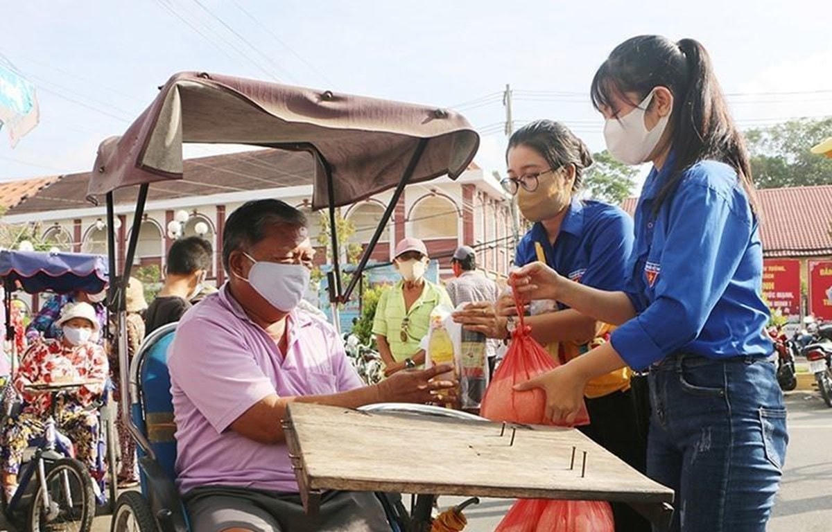 Hỗ trợ người nghèo, người có hoàn cảnh khó khăn do dịch Covid-19. Ảnh: Chanh Đa.