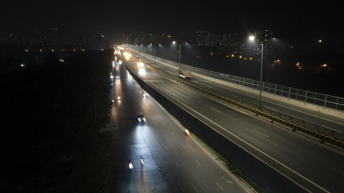 Tuyến đường Phạm Văn Đồng (đoạn từ Mai Dịch - cầu Thăng Long) có tổng mức đầu tư 3.113 tỷ đồng, dài 5,5 km. Đường có mặt cắt ngang đường từ 56 đến 93 m, mỗi bên có 6 làn xe (4 làn cơ giới và 2 làn hỗn hợp) theo tiêu chuẩn tuyến đường đô thị chính cấp 1, thông xe ngày 10/10/2019.