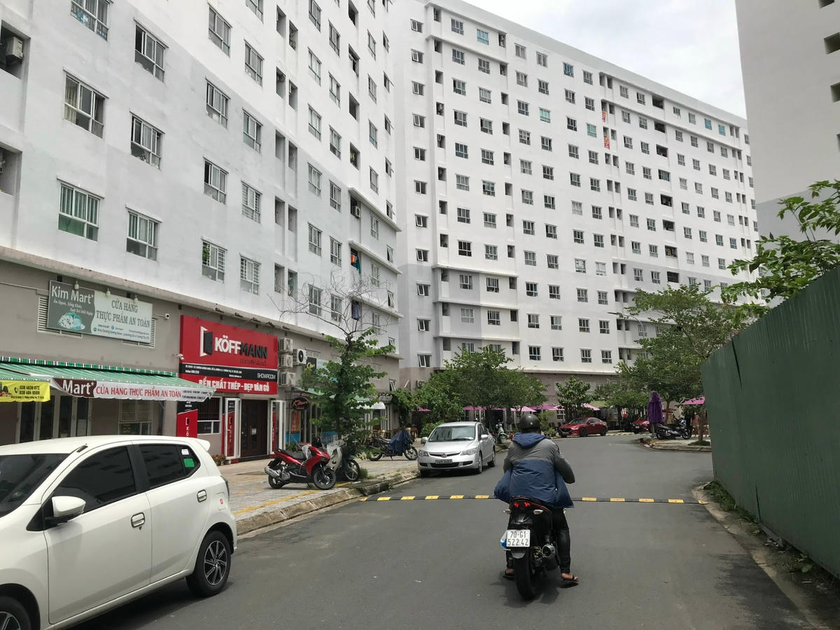 Người nghèo vẫn ngóng chờ thủ tục để sở hữu nhà.