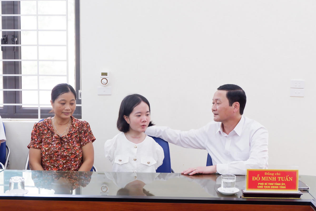 Ông Đỗ Minh Tuấn, Chủ tịch UBND tỉnh Thanh Hóa ân cần thăm hỏi, chia sẻ trước hoàn cảnh của cô giáo Lê Thị Thắm.