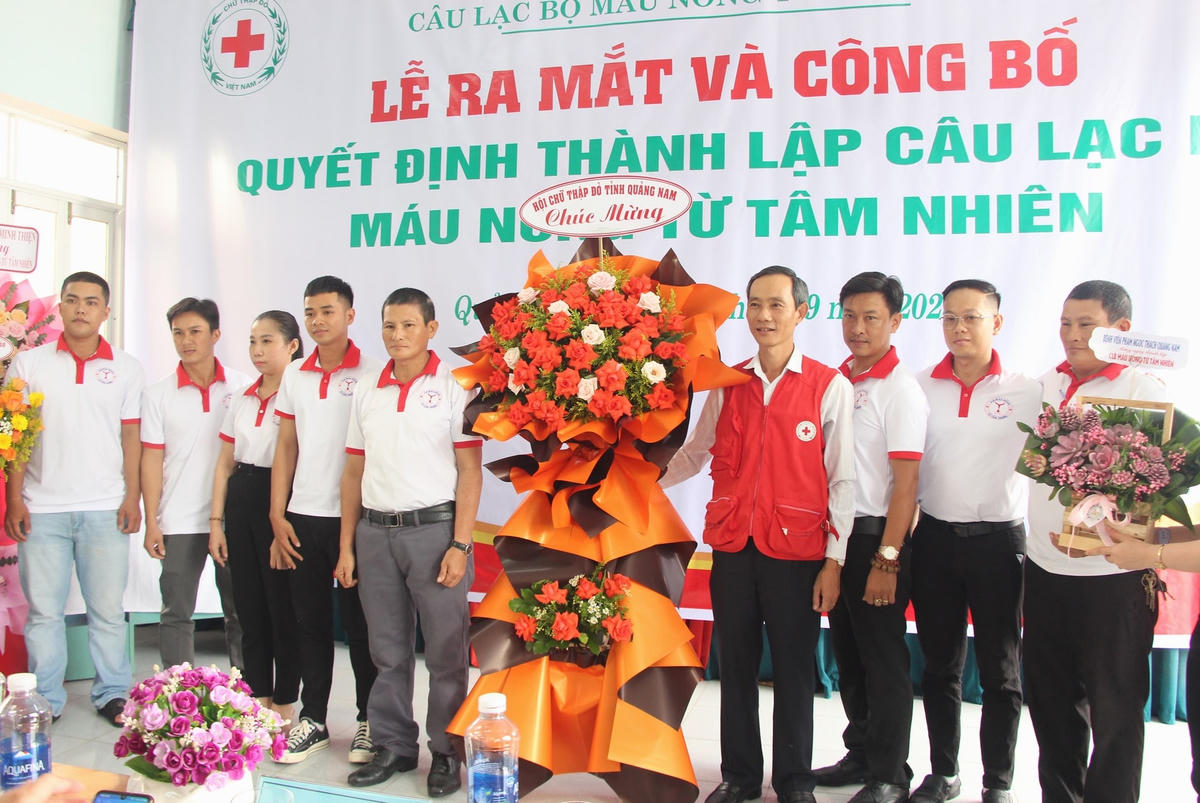 Ra mắt CLB máu nóng Từ Tâm Nhiên.