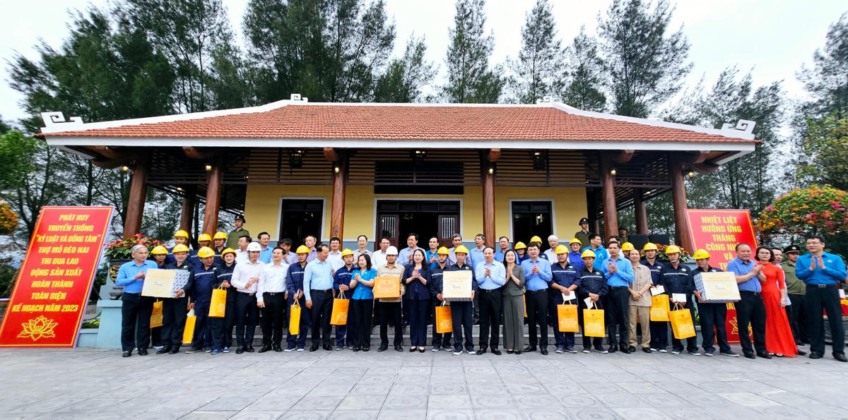 Phó Chủ tịch nước Võ Thị Ánh Xuân cùng các đại biểu chụp ảnh lưu niệm với các công nhân tiêu biểu của Công ty Than Đèo Nai.