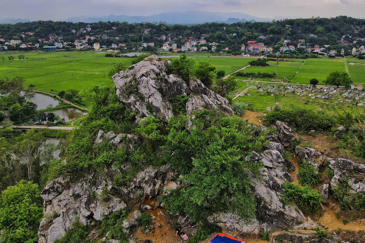 Không phải ngẫu nhiên mà ngọn núi này được coi là “viên ngọc trắng” của trời bởi ở đây có nhiều mỏm đá, đỉnh núi màu trắng đục xen kẽ với màu xanh của cây cối vô cùng bắt mắt. 