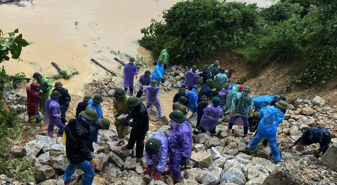 Khoảng 1.500m3 đá hộc được huy động để đắp gia cố lề đường.