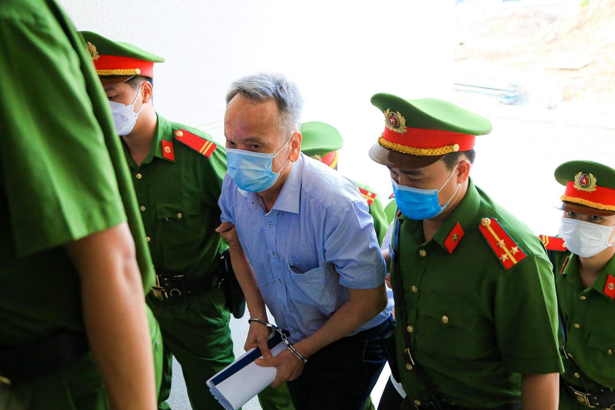 Các bị cáo khác cũng bị áp giải đến Tòa án nhân dân TP Hà Nội sáng nay.