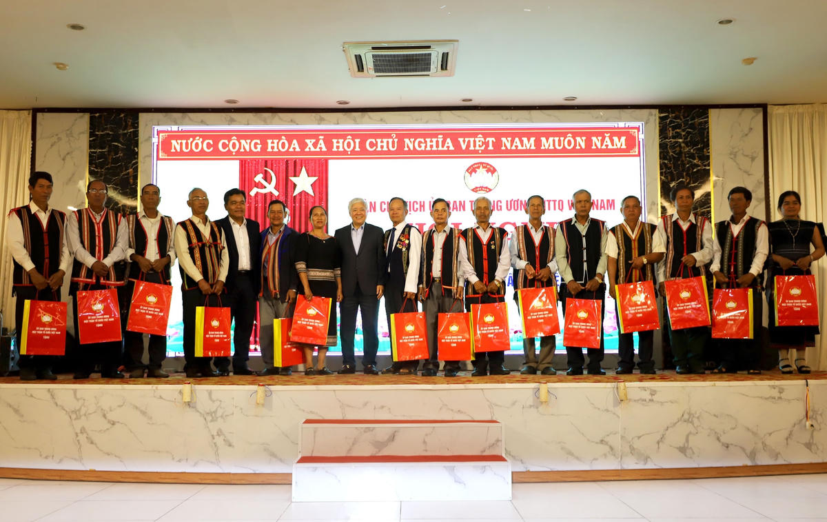 Chủ tịch UBTƯ MTTQ Việt Nam Đỗ Văn Chiến và Bí thư Tỉnh ủy, Chủ tịch HĐND tỉnh Gia Lai Hồ Văn Niên tặng quà cho đại biểu tham dự Hội nghị.