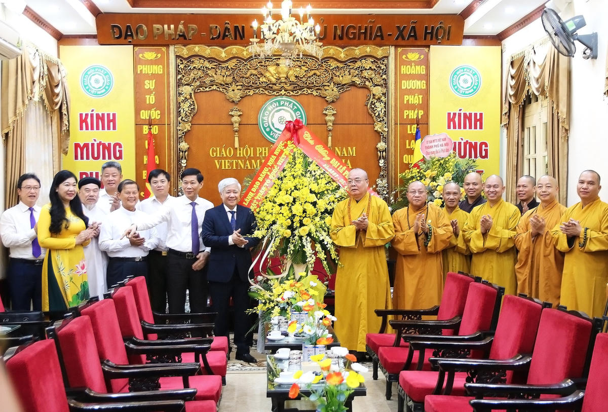 Chủ tịch Đỗ Văn Chiến chúc mừng Đại lễ Phật đản năm 2023 tại Chùa Quán Sứ