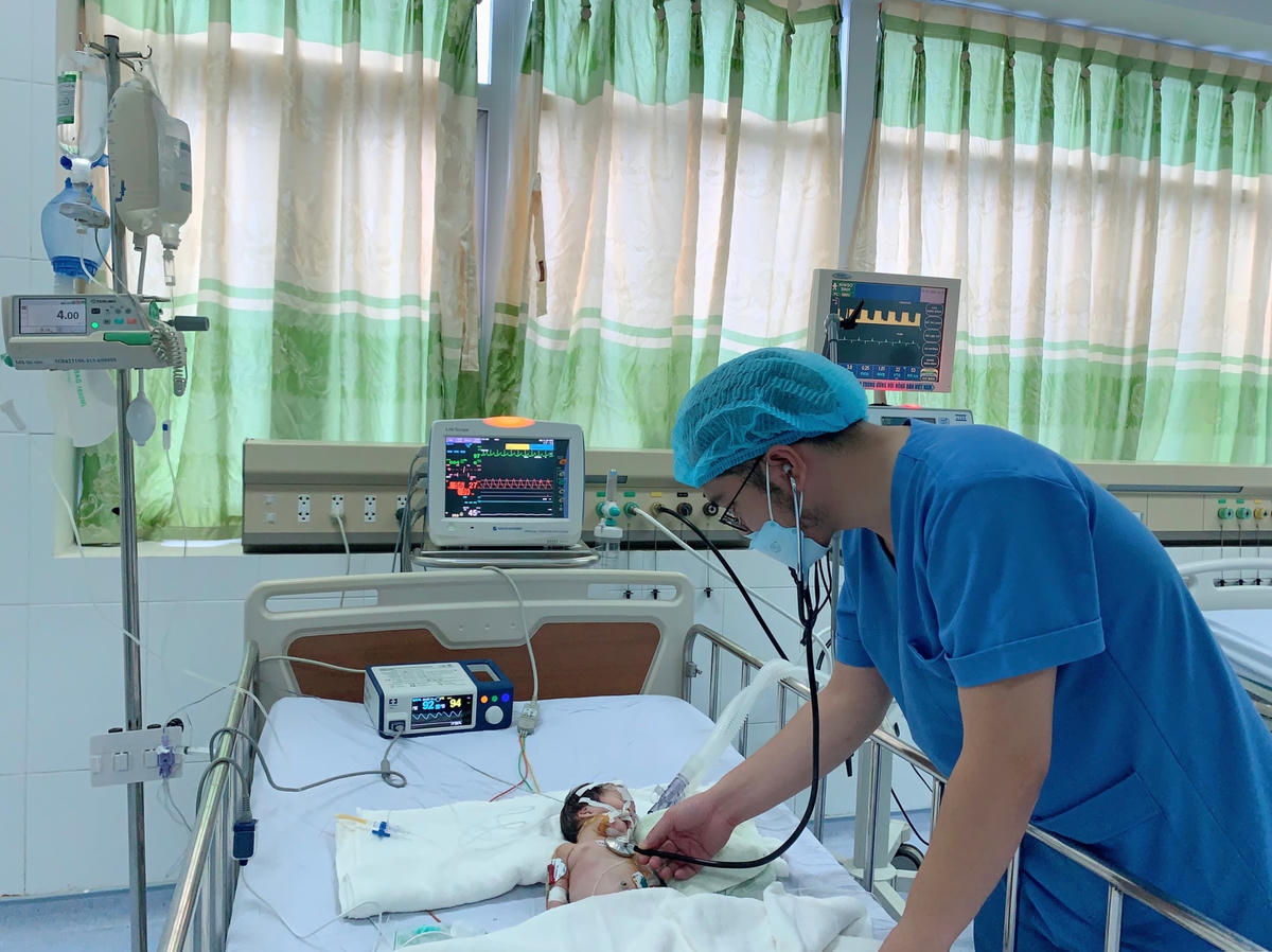 Bé Minh K. nặng 1,9 kg được hồi sức tích cực sau ca đại phẫu.