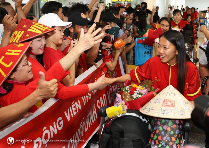 Huỳnh Như trở về Việt Nam sau World Cup. Ảnh: VFF. 