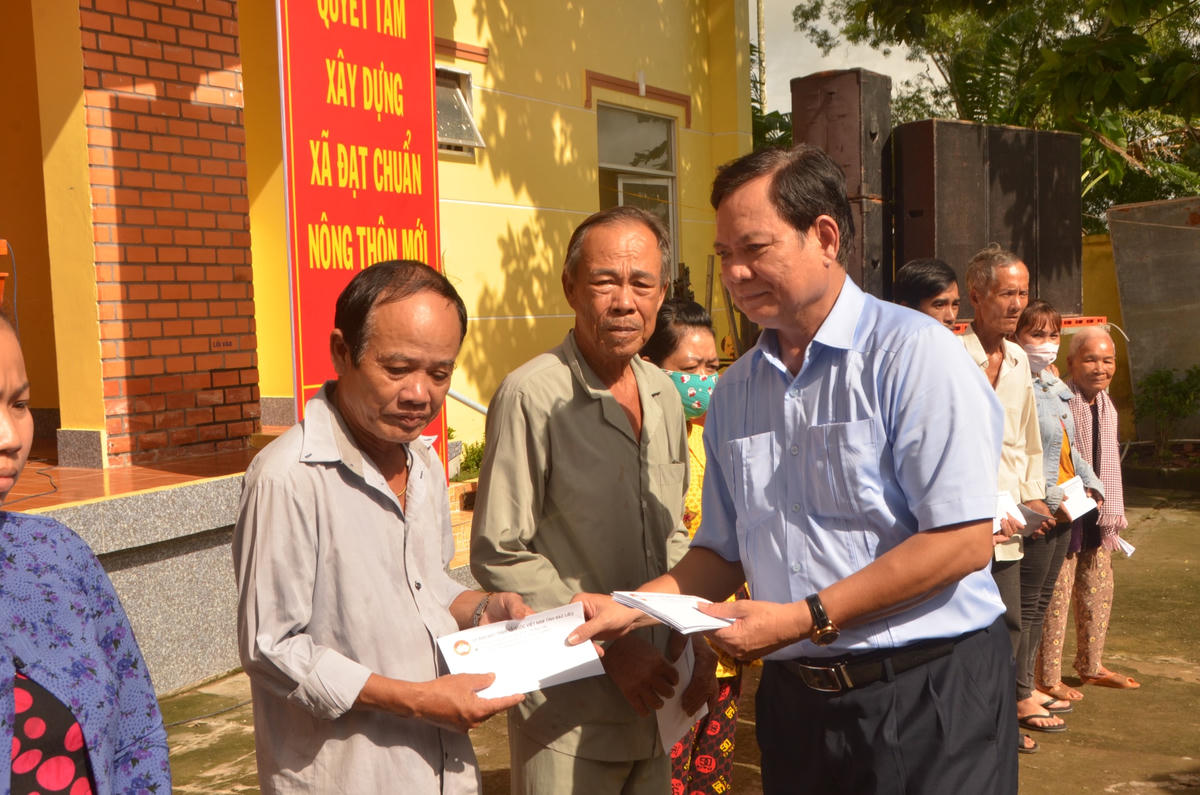 Chủ tịch Ủy ban MTTQ Việt Nam tỉnh Bạc Liêu Nguyễn Văn Hòa tặng quà cho các hộ gia đình có hoàn cảnh khó khăn ở xã Vĩnh Thanh.