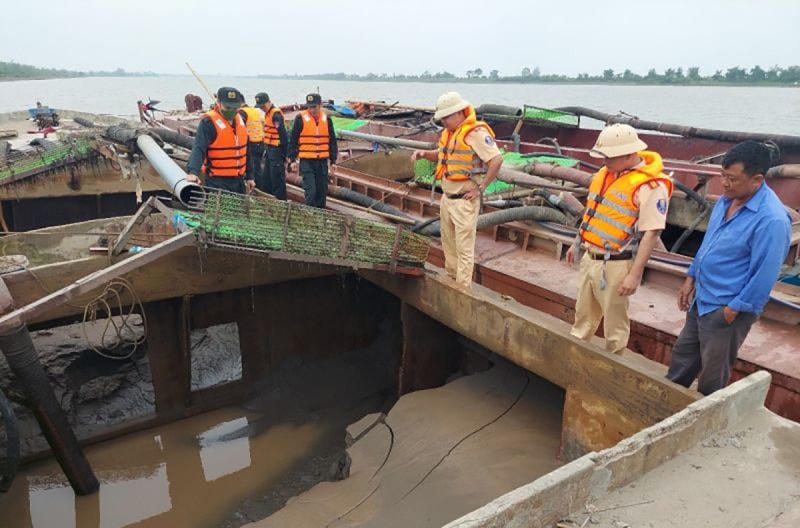 Lực lượng Công an bắt giữ 3 tàu hút cát trái phép trên sông Đáy.