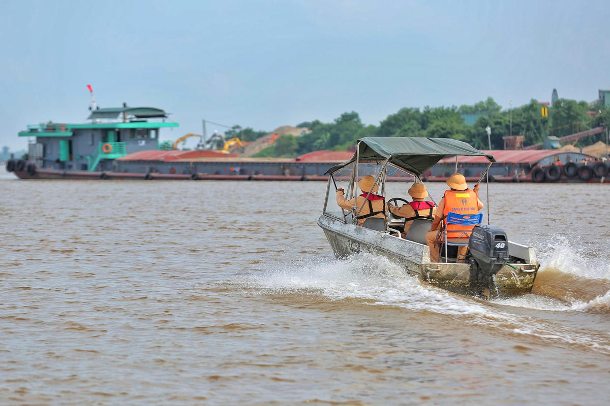“Chúng tôi thường xuyên đề nghị các chủ tàu thuyền cập nhật tình hình thời tiết, nhất là tình hình bão lũ để có biện pháp phòng ngừa, tìm nơi tránh trú an toàn. Cùng đó, xử lý nghiêm các trường hợp vi phạm quy định về an toàn bến bãi, phương tiện chở khách không đăng ký, đăng kiểm, chở quá tải, quá số người quy định, người điều khiển phương tiện không có chứng chỉ chuyên môn, kiên quyết không để các phương tiện không đủ điều kiện hoạt động”, Đại úy Hải khẳng định.