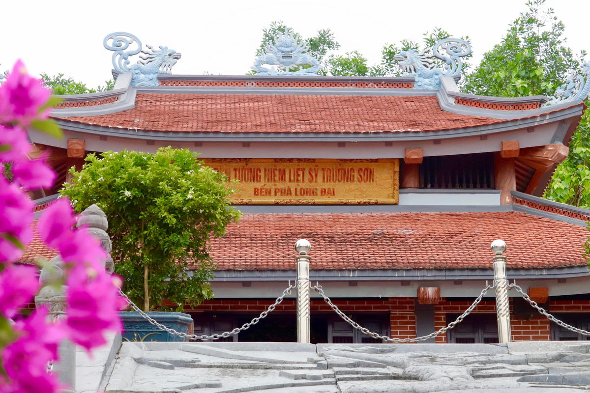 Đến tháng 7/2013, công trình Đền tưởng niệm liệt sĩ Trường Sơn bến phà Long Đại được hoàn thành sau 2 năm thi công.