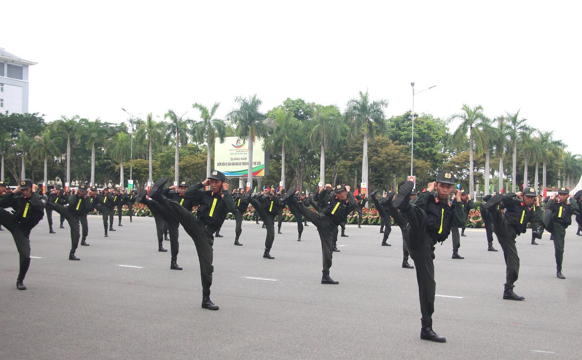 Màng biểu diễn võ thuật của Cảnh sát cơ động.
