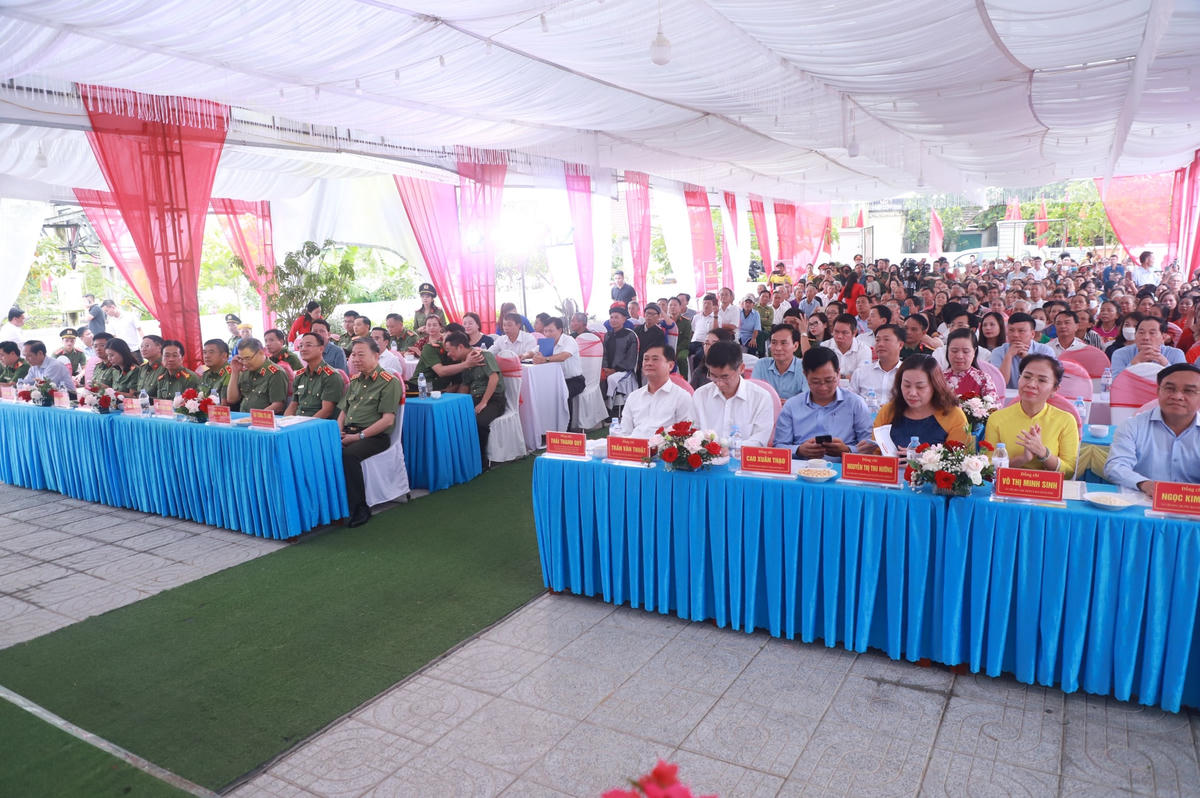 Đại tướng Tô Lâm, Bộ trưởng Bộ Công an, lãnh đạo Tỉnh uỷ Nghệ An, các Ban, ngành, địa phương và bà con nhân dân làng Phan tham dự Ngày hội Đại đoàn kết sáng ngày 17/11.