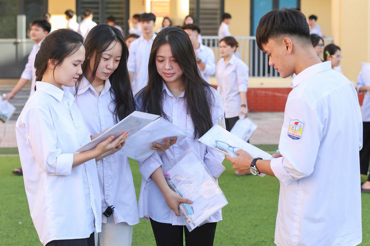 Thí sinh dự thi tốt nghiệp THPT 2025 môn Ngữ Văn tại điểm thi Trường THCS Nguyễn Du- Hà Tĩnh (ảnh Phạm Quang Vinh)