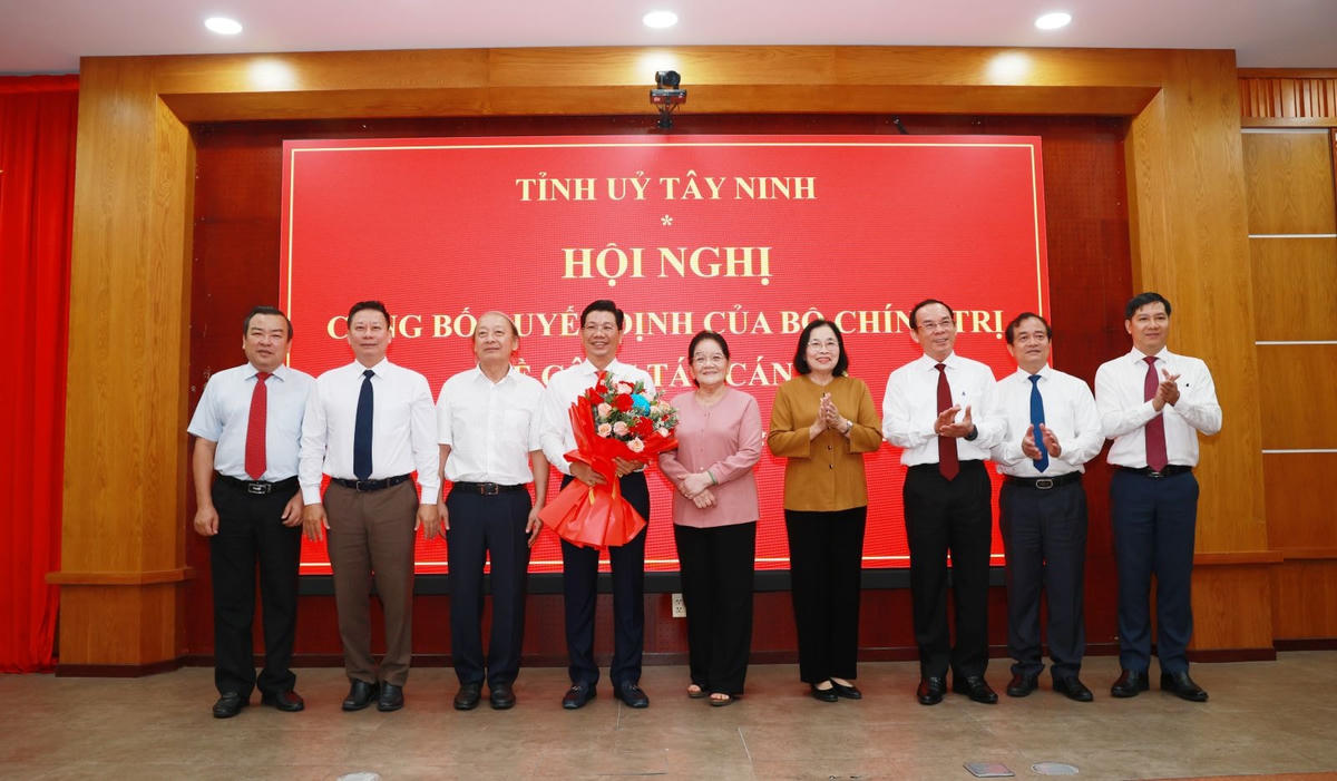 Các đồng chí lãnh đạo Trung ương, lãnh đạo, nguyên lãnh đạo tỉnh chụp hình lưu niệm với Bí thư Tỉnh ủy Nguyễn Mạnh Hùng.