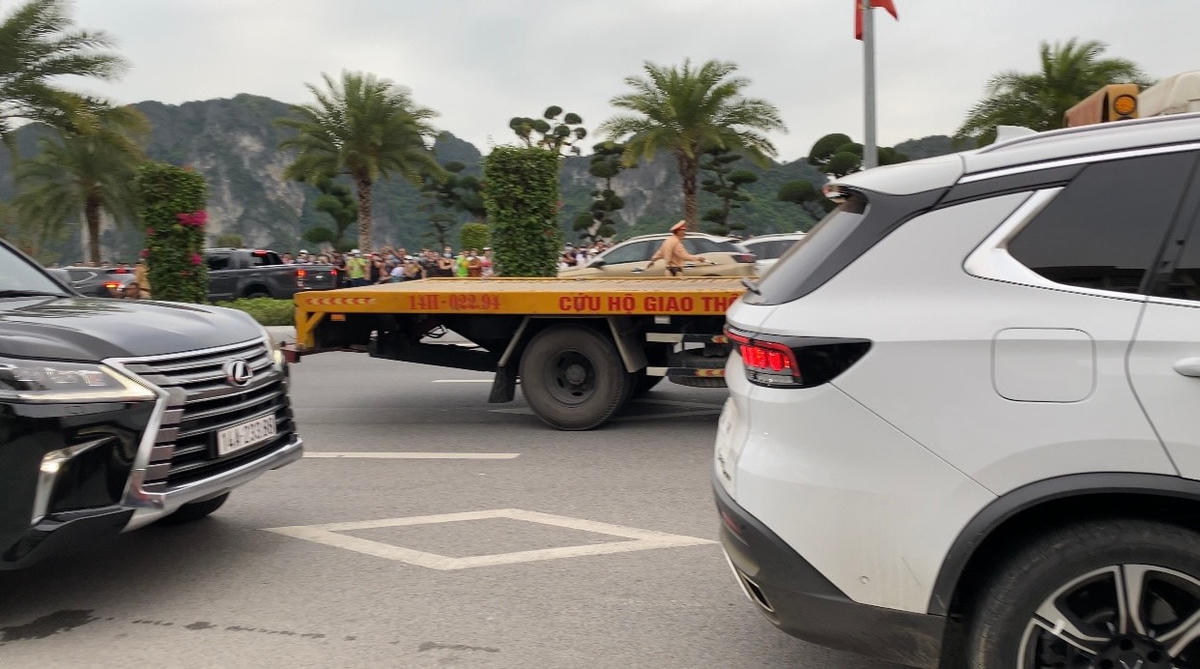 Từng chiếc xe nối đuôi nhau "rời" khỏi nhà ông Phạm Hồng Hà. Các cơ quan chức năng tỉnh Quảng Ninh khám xét nhà riêng của nguyên Chủ tịch UBND TP Hạ Long và tịch thu các tài liệu có liên quan để phục vụ công tác điều tra.Nguyên Chủ tịch UBND TP Hạ Long Phạm Hồng Hà bị dẫn giải về trại tạm giam của Công an tỉnh.Chiếc xe của Công an tỉnh Quảng Ninh được lùi vào phía trong cổng nhà riêng của nguyên Chủ tịch UBND TP Hạ Long, sau đó, lực lượng chức năng tiến hành dẫn giải ông Phạm Hồng Hà về nơi tạm giam.