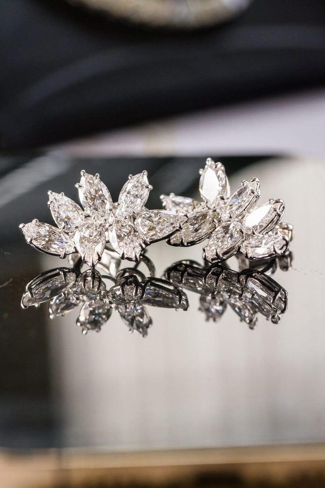 Chuỗi vòng dát cả dàn kim cương 27 carat được "nhào nặn" nhờ bàn tay của Stephanie Gottlieb, đôi bông tai kim cương 8 carat, nhẫn cưới đặc biệt được thiết kế riêng cho cặp đôi với chất liệu platinum và dát kim cương lớn.