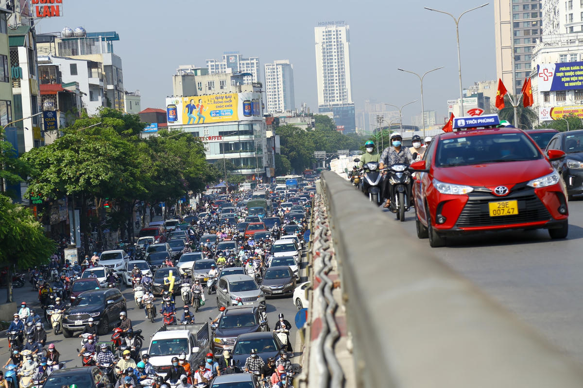 Dòng người và xe cộ nêm cứng ở trên đường.