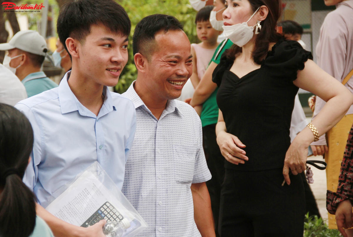 Phụ huynh rạng rỡ khi thấy con làm bài thi tốt