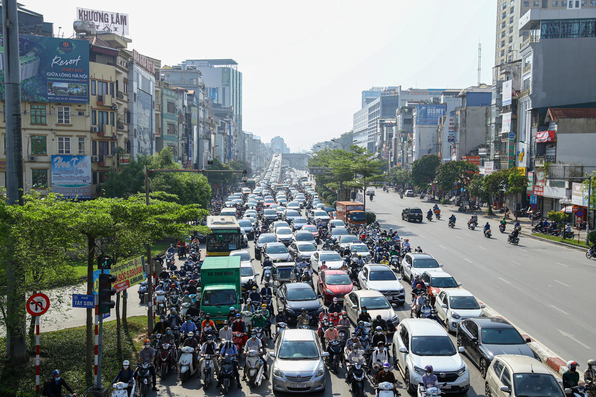 Một số tuyến đường như Trường Chinh, tình trạng ùn tắc kéo dài hàng tiếng đồng hồ, những chiếc ô tô lưu thông qua đây gần như bị “tắc cứng” trước lượng xe máy quá đông lưu thông về hướng đường Tây Sơn và đường Láng.