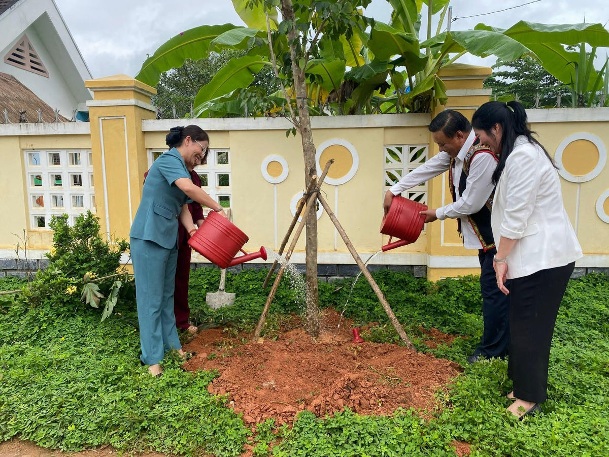 Các Lãnh đạo tỉnh Bình Định trồng cây lưu niệm tại ngày hội.