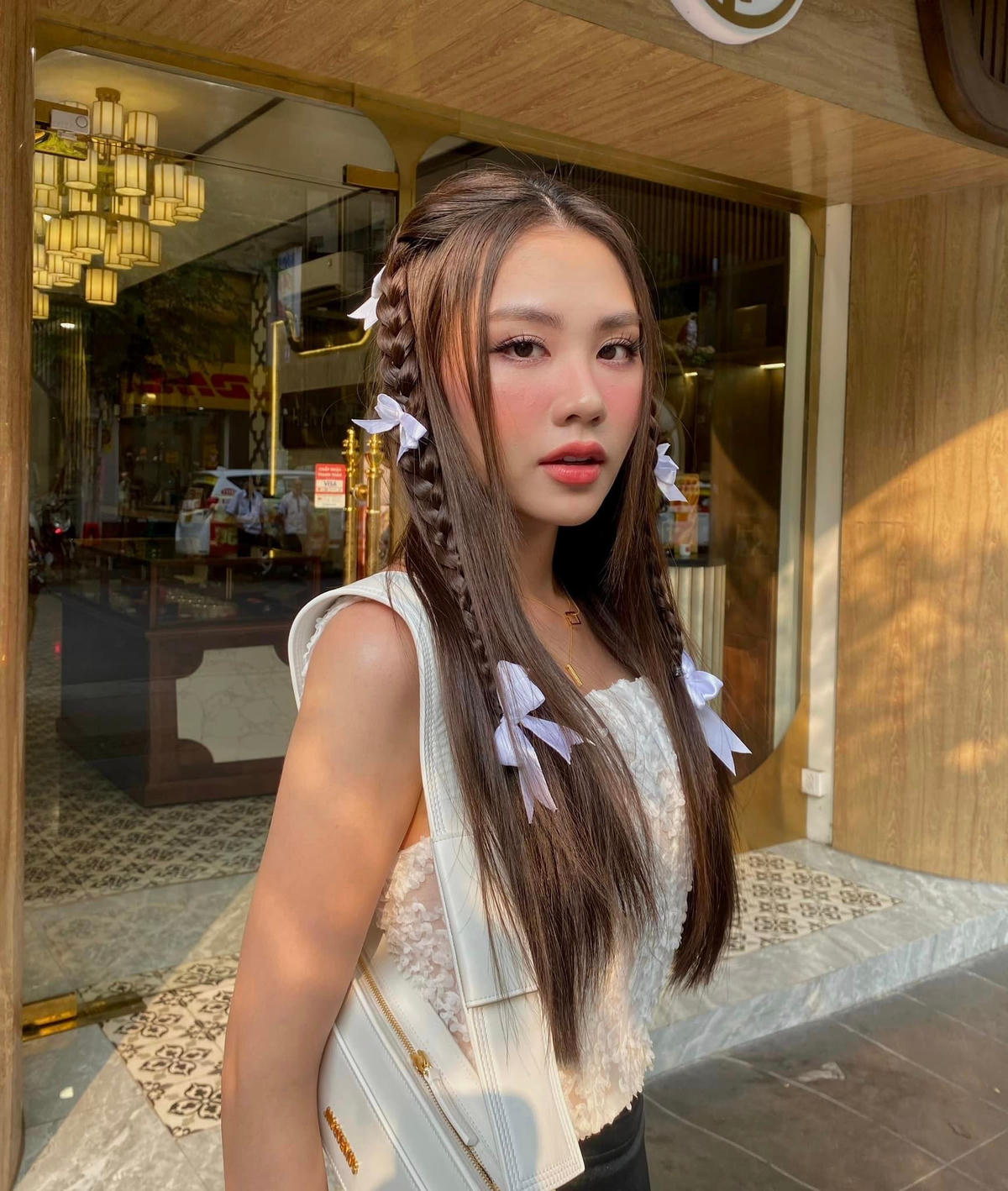 Nhiều ý kiến cho rằng Mai Phương cần tiết chế lại để giữ gìn hình ảnh đoan trang, truyền thống vốn có của một hoa hậu. Sau đó, cô lên tiếng phân trần nhưng hình ảnh của cô ít nhiều bị ảnh hưởng.