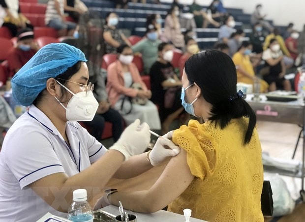 Tiêm vaccine phòng Covid-19 cho người dân. Ảnh: TTXVN.