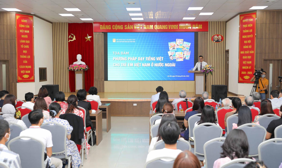 Quang cảnh Tọa đàm “Phương pháp dạy tiếng Việt cho trẻ em Việt Nam ở nước ngoài”. Ảnh: Thanh Tùng.