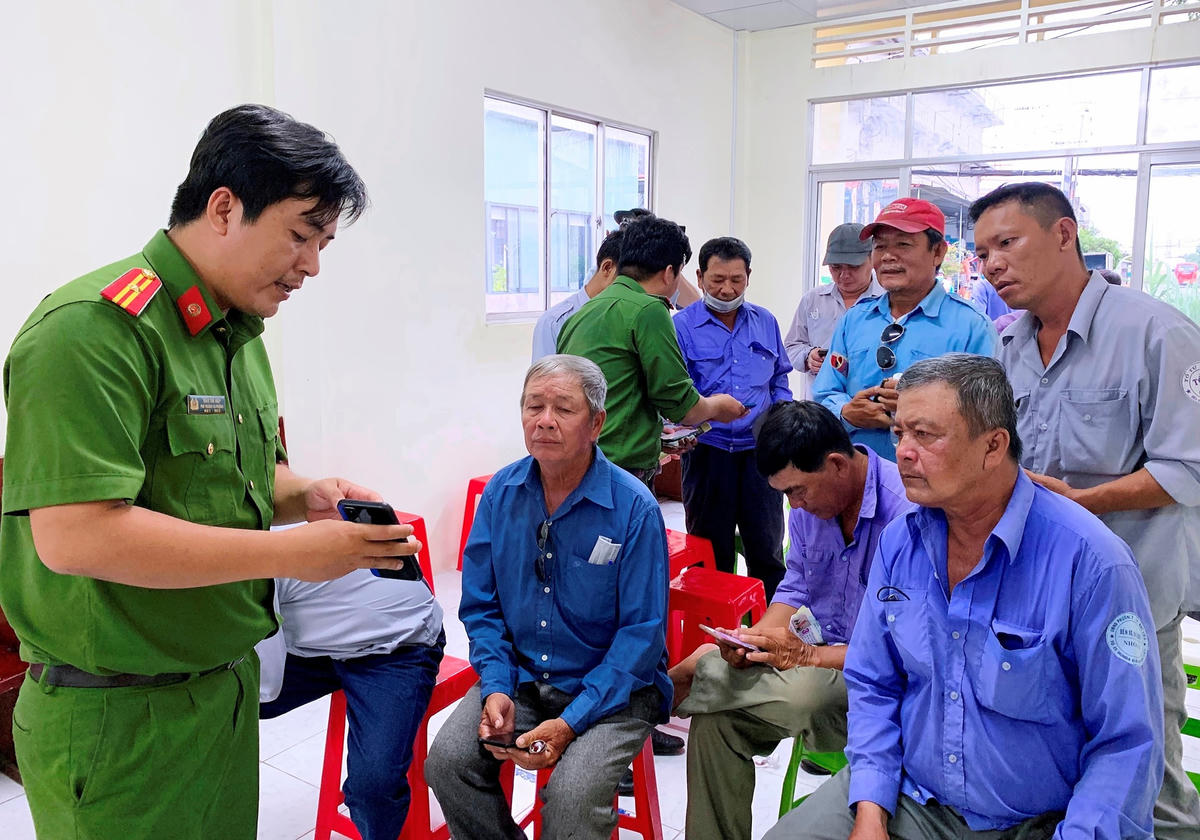 Công an phường 7, TP Bạc Liêu hướng dẫn cách đăng ký tài khoản định danh điện tử cho các thành viên “Tổ Honda tự quản về ANTT”.