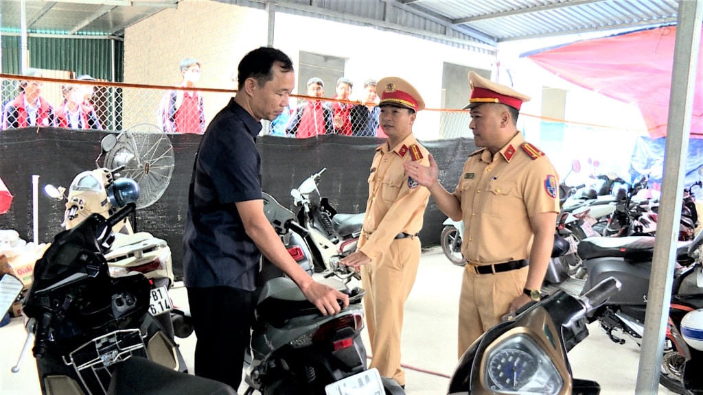 Đội CSGT-TT Công an Thành phố phối hợp chính quyền địa phương kiểm tra 1 điểm trông xe trái phép trên địa bàn phường Hà Khánh, TP Hạ Long.