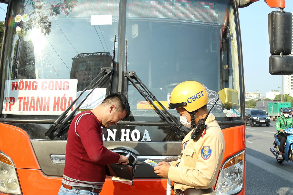 Đặc biệt, nói về lý do chạy kiểu “rùa bò” các lái xe cũng phân trần, chờ lấy đồ cho khách nên chúng tôi mới chạy chậm như vậy và tuyệt đối không bắt khách dọc đường…