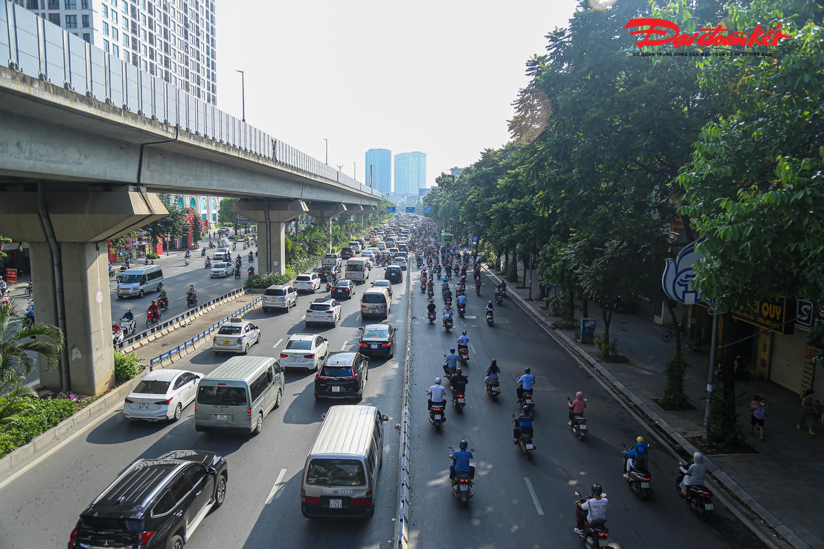 Đường Nguyễn Trãi thông thoáng, người dân vẫn vô tư lấn làn
