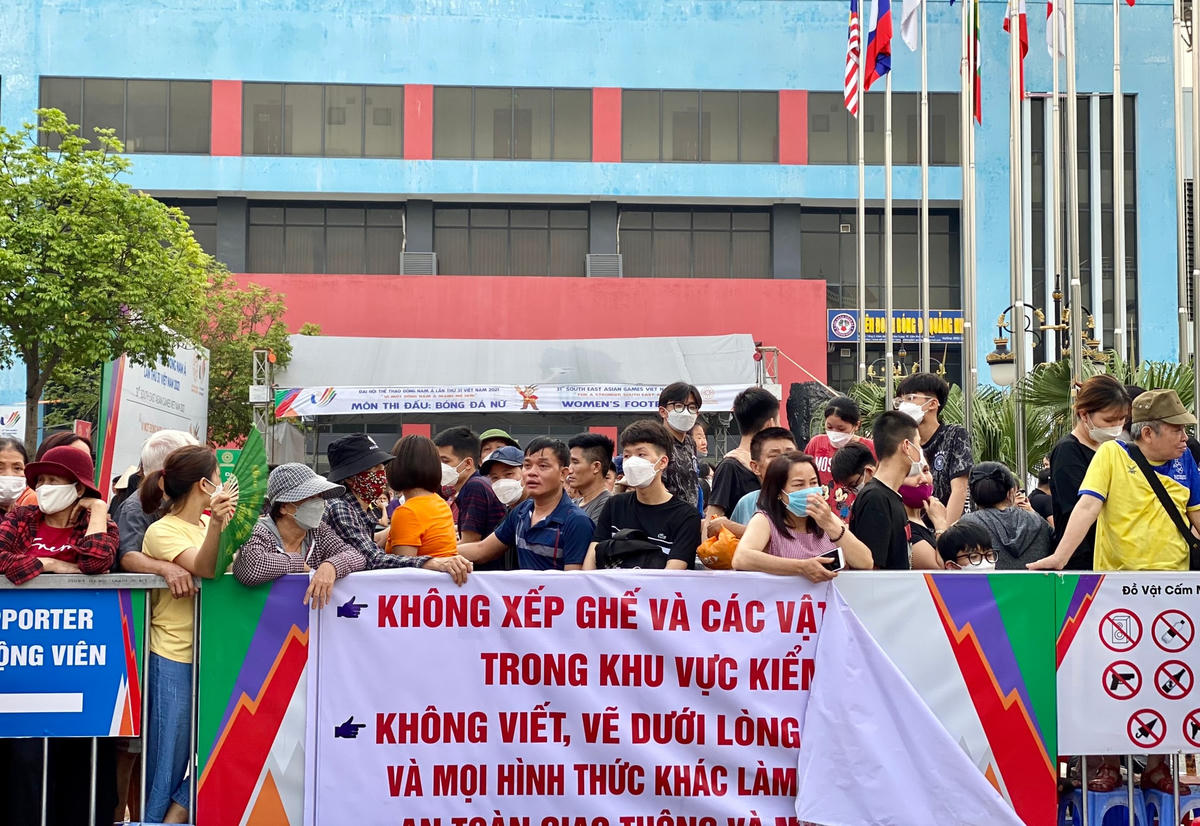 [Ảnh] CĐV trải chiếu, nằm trước SVĐ Cẩm Phả để chờ nhận vé chung kết bóng đá nữ
