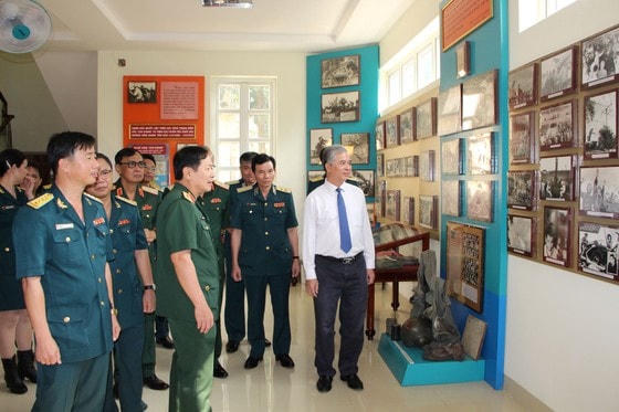 Các đại biểu tham quan nhà truyền thống Sư đoàn 367. 