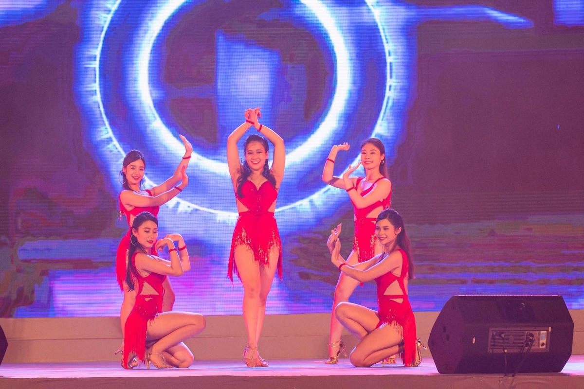 Khắc Việt khuấy động đêm nghệ thuật SunFest Sầm Sơn, Thanh Hóa dịp 30-4