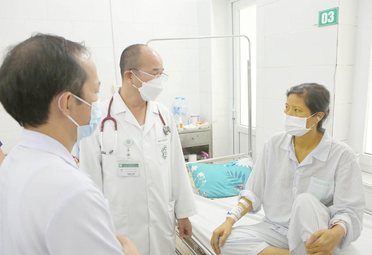 PGS.TS Đỗ Duy Cường (đứng giữa) thăm khám cho bệnh nhân trước khi được xuất viện.  