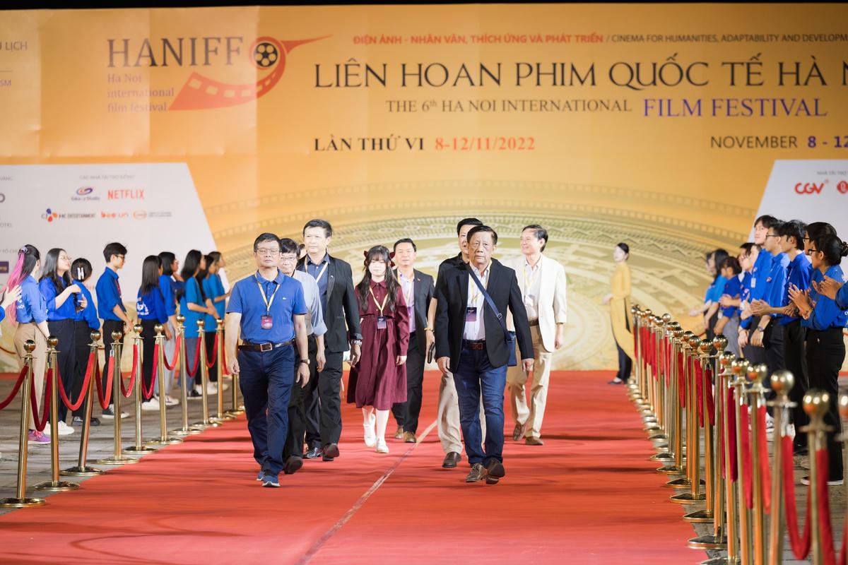 Là sự kiện văn hóa lớn, có ảnh hưởng trực tiếp với nên điện ảnh nước nhà, thảm đỏ Lễ Bế mạc Liên hoan phim quốc tế Hà Nội lần thứ 6 quy tụ nhiều diễn viên, nghệ sĩ trong nước đã có những đóng góp tích cực cho điện ảnh Việt Nam thời gian qua. 
