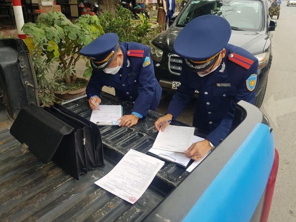 Thanh tra lập biên bản các phương tiện vi phạm.