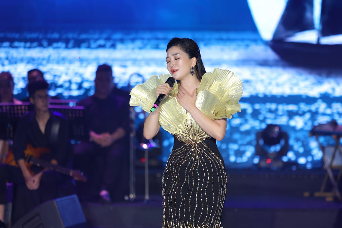 Thí sinh trình diễn phong cách nhạc nhẹ. 