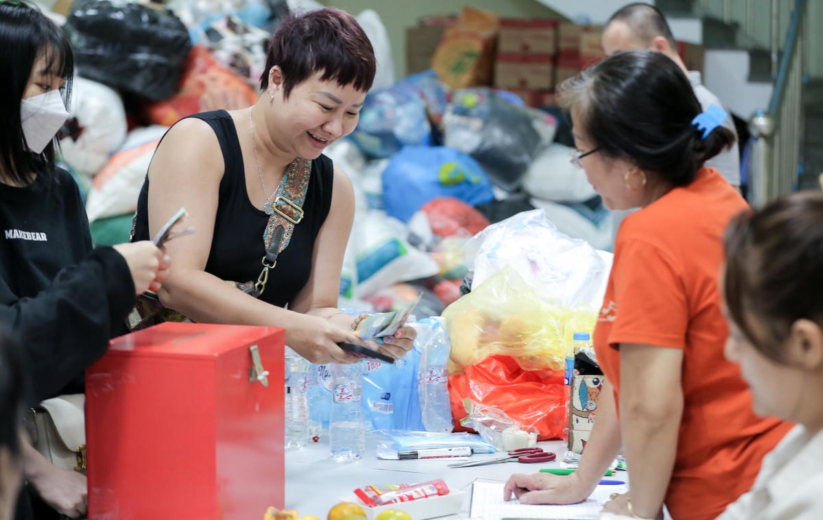 Ngoài hỗ trợ bằng các món đồ thiết yếu, nhiều người dân cũng ủng hộ thêm bằng tiền.