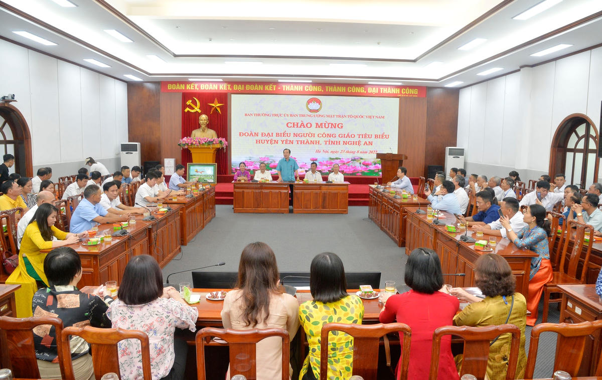 Phó Chủ tịch Ngô Sách Thực phát biểu tại buổi gặp mặt.