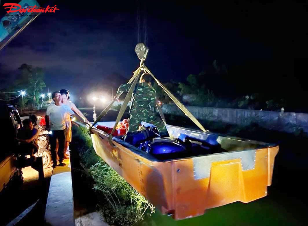 Hàng chục cán bộ, chiến sĩ lực lượng công an, quân sự cùng chính quyền địa phương tổ chức tìm kiếm.