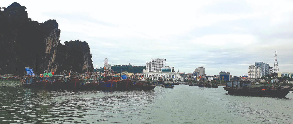 Xóm chài bên bờ Vịnh Hạ Long.  