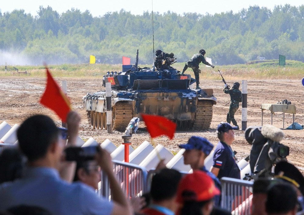 Các thành viên kíp xe tăng số 2 nhanh chóng lắp súng máy để bắn hạ mục tiêu. (Ảnh: Duy Trinh-Trần Hiếu/Vietnam+).