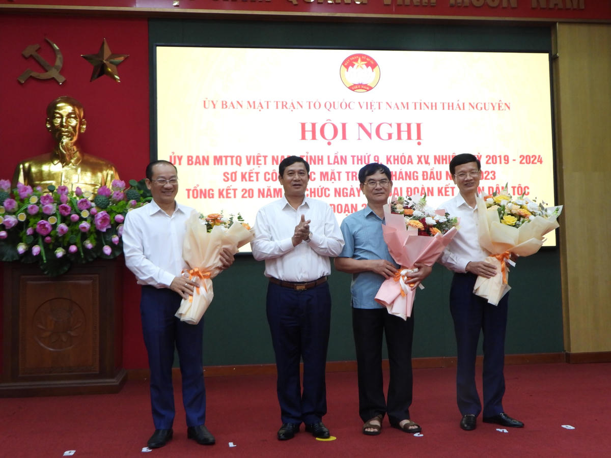 Chủ tịch MTTQ tỉnh Thái Nguyên Phạm Thái Hanh cảm ơn và chia tay các vị thôi không tham gia Ủy ban MTTQ tỉnh.